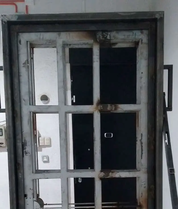 PUERTA BUNKER 1