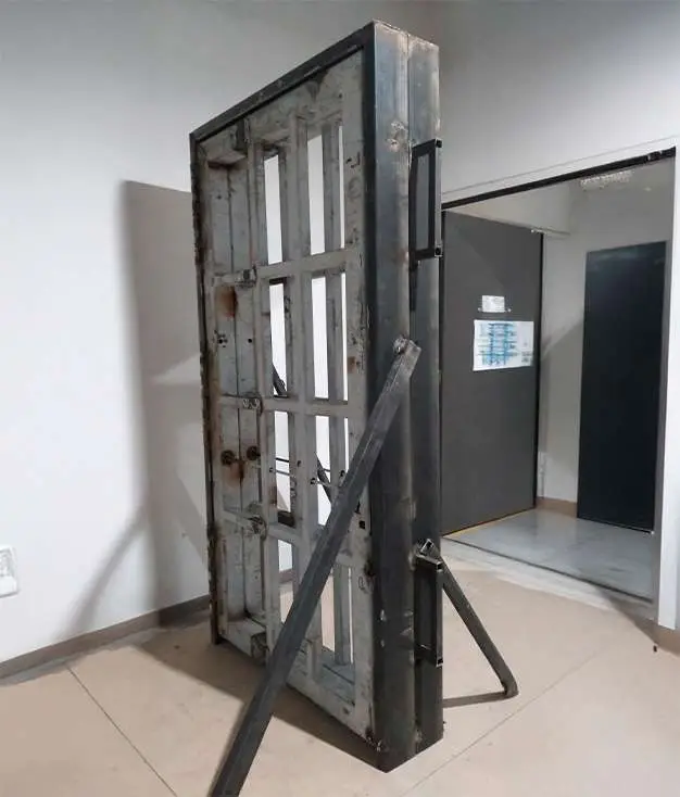 PUERTA BUNKER 7